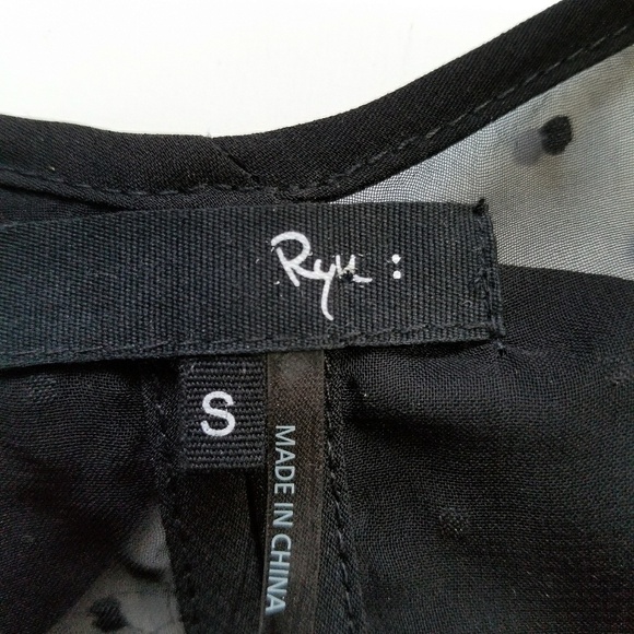 ❤️ Ryn Sleeveless top size small - Picture 5 of 5